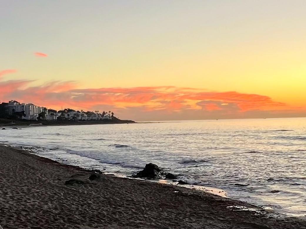 Newly Renovated 2 Bedroom Beachfront House Sitio de Calahonda Eksteriør billede