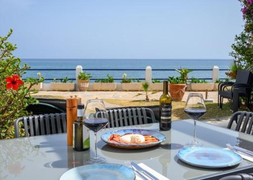 Newly Renovated 2 Bedroom Beachfront House Sitio de Calahonda Eksteriør billede
